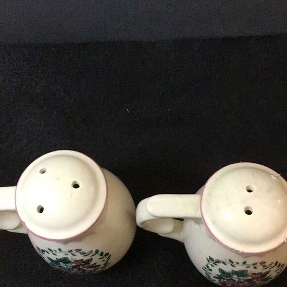 Beautiful vintage Berry, vine, and bouquet, salt, and pepper shakers ￼￼ - Picture 4 of 6